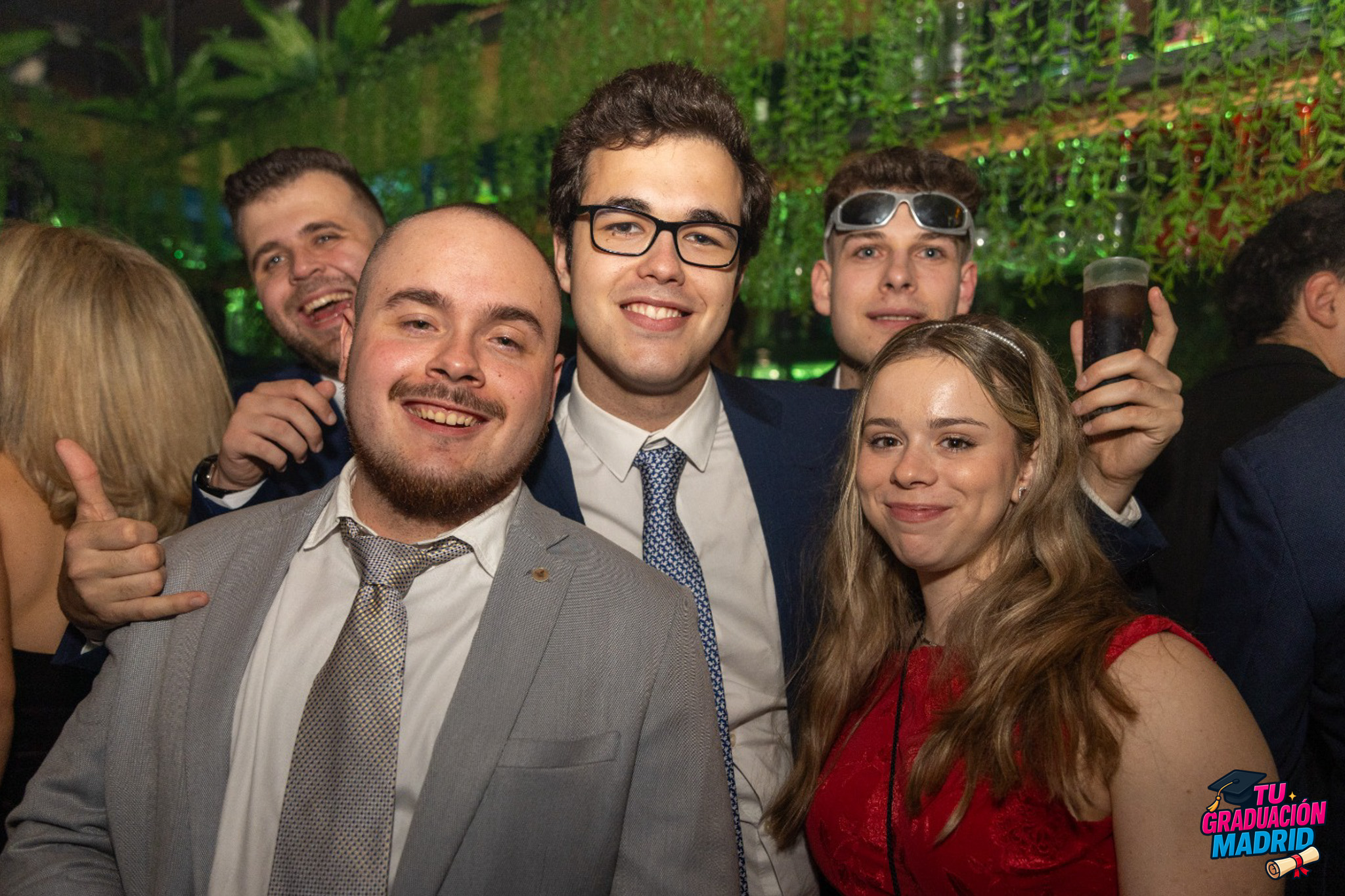 Fiesta de graduación con barra libre y DJ